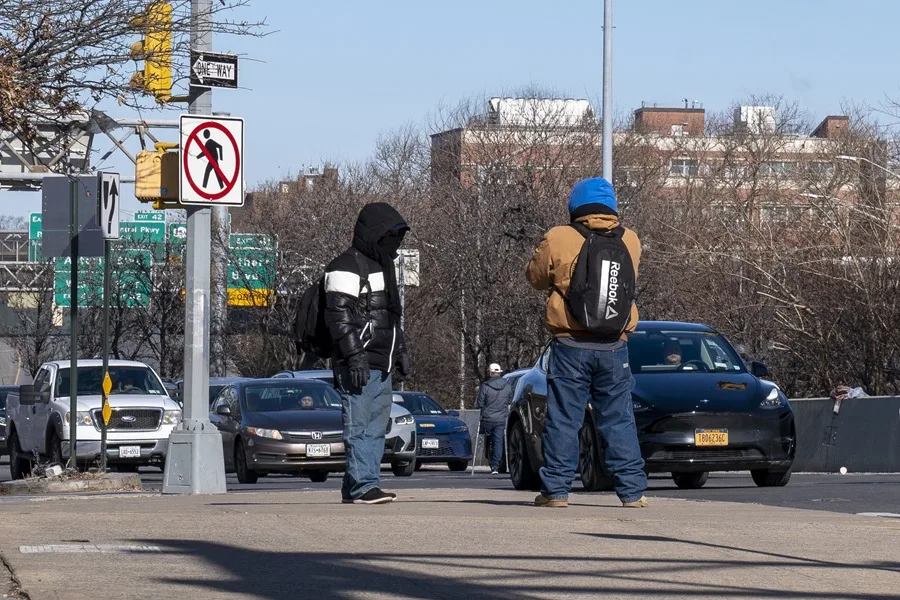 Temor en Nueva York: Migrantes abandonan refugios por miedo a redadas