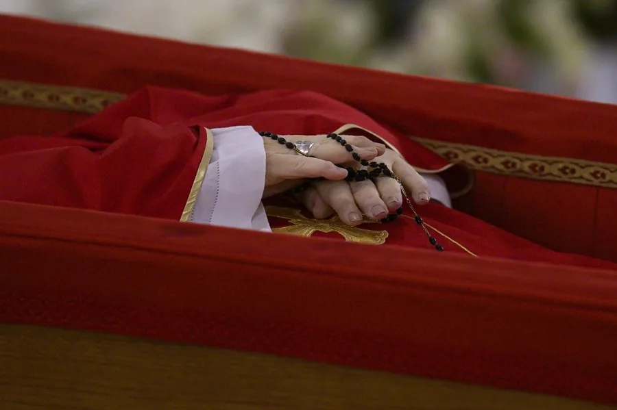 El Vaticano revela las primeras imágenes del papa Francisco en su féretro