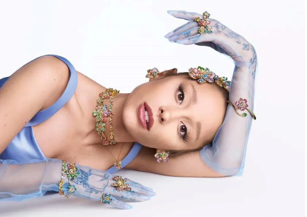 ¡Ariana Grande deslumbra con diamantes! Cantante protagoniza la campaña de Swarovski