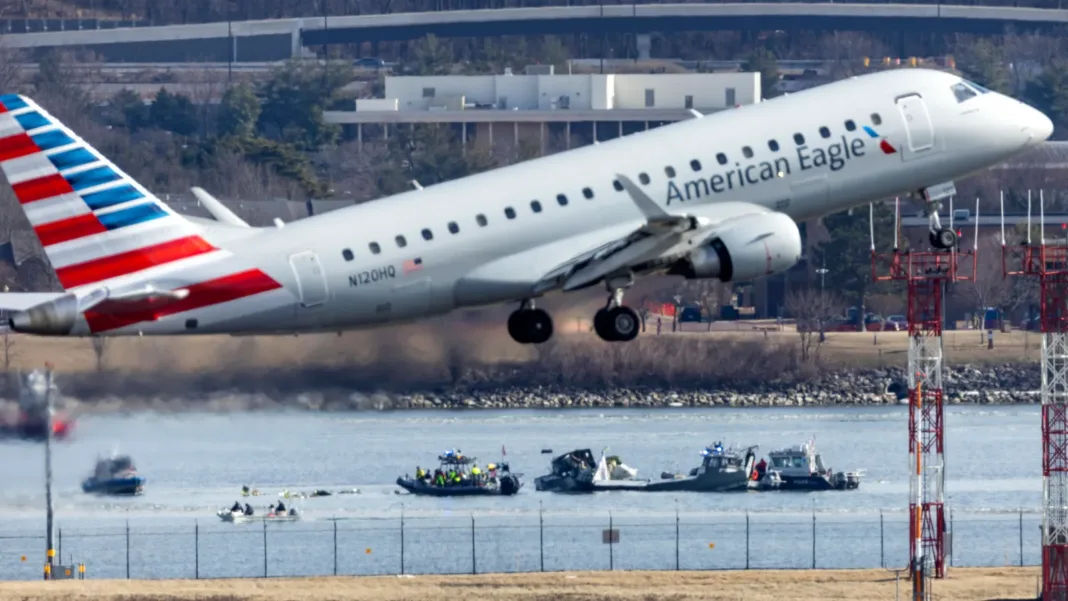 Pasajero agrede a azafata en vuelo a Chicago y enfrenta cargos federales