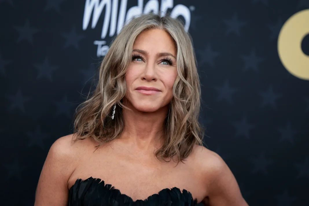Acosador de Jennifer Aniston comparece sin camisa en corte