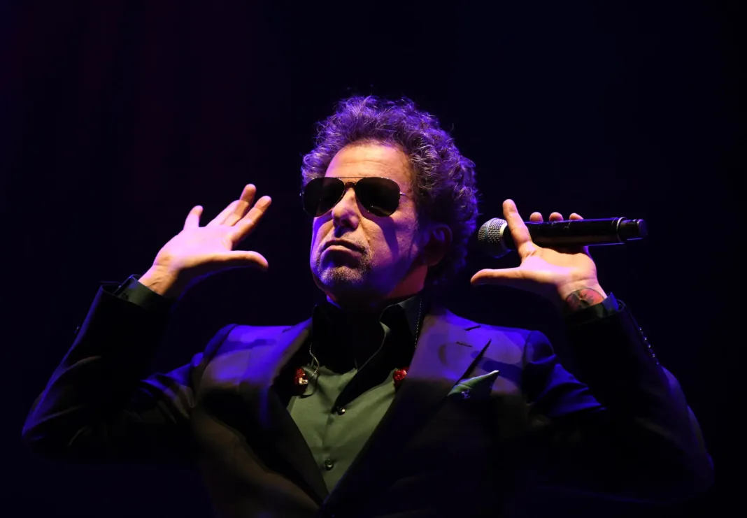 Andrés Calamaro interrumpe show