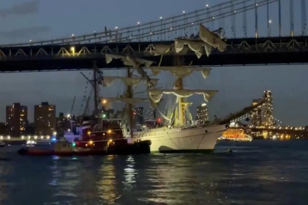 Buque de la Marina de México choca contra puente de Brooklyn en Nueva York