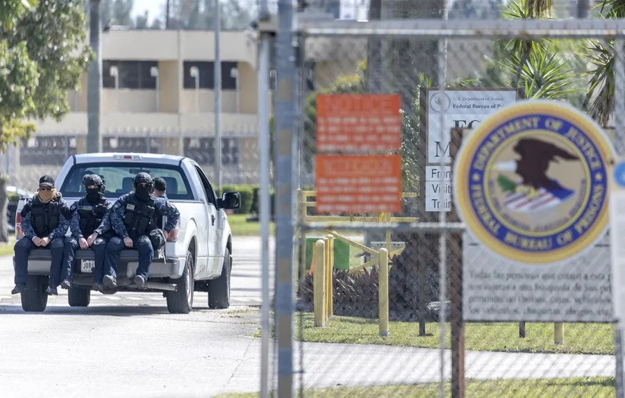 Muere inmigrante al caer de techo durante redada de ICE en Puerto Rico