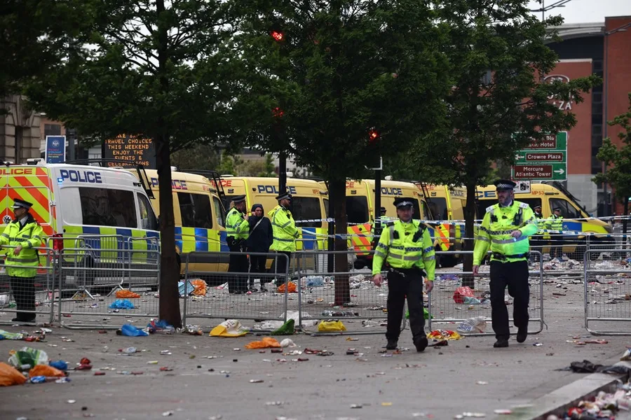 Detienen a hombre tras embestir a peatones durante desfile del Liverpool FC