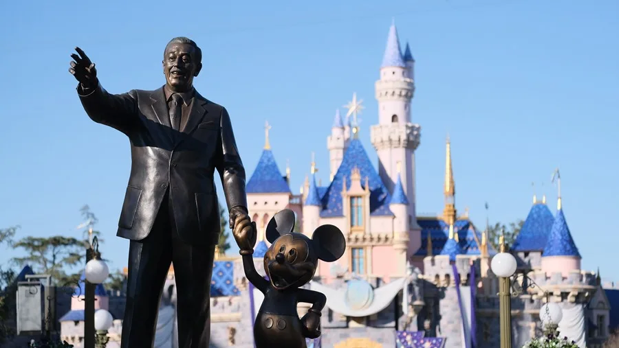 Trabajadores venezolanos son suspendidos de Disney bajo TPS, aquí los detalles