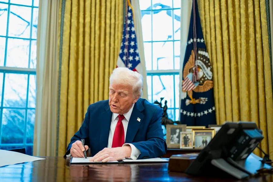 Trump relanza guerra comercial y hunde acciones y dólar