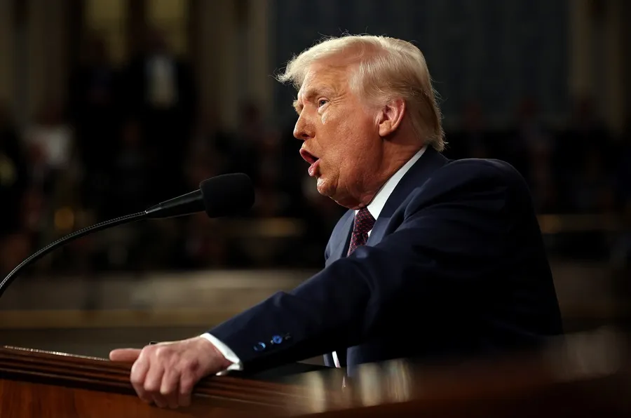 Juez frena intento de Trump de anular estatus migratorio a estudiantes