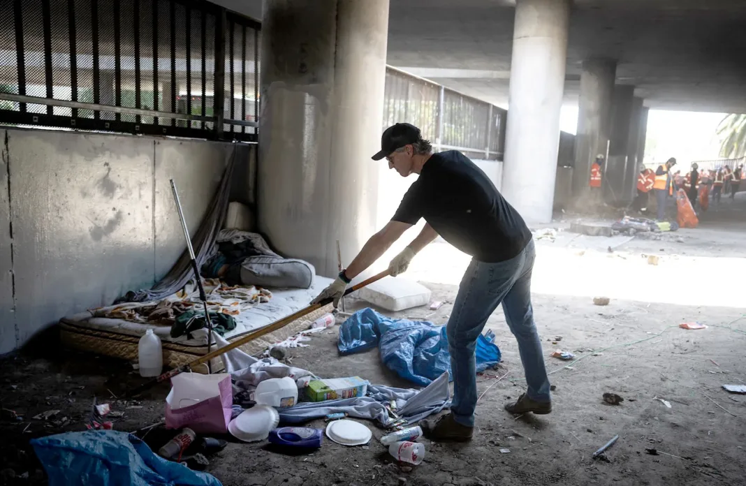 Gobernador Gavin Newsom pide vetar campamentos de desamparados en California