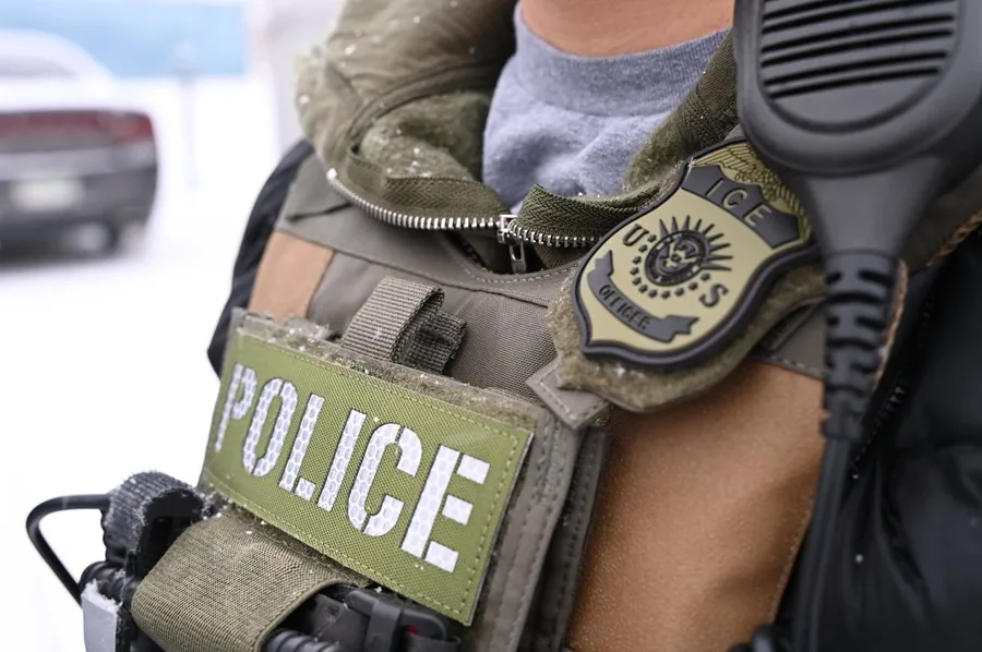 ICE intensifica operativos en negocios latinos