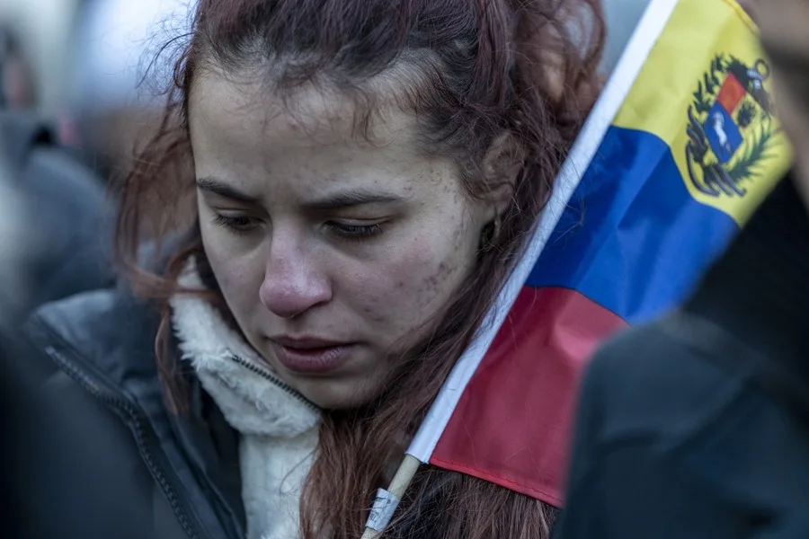 Juez frena intento de Trump contra permisos de venezolanos
