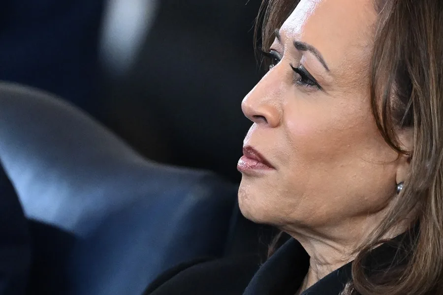 “Abandonó los ideales del país”: Kamala Harris acusa a Trump en potente reaparición política