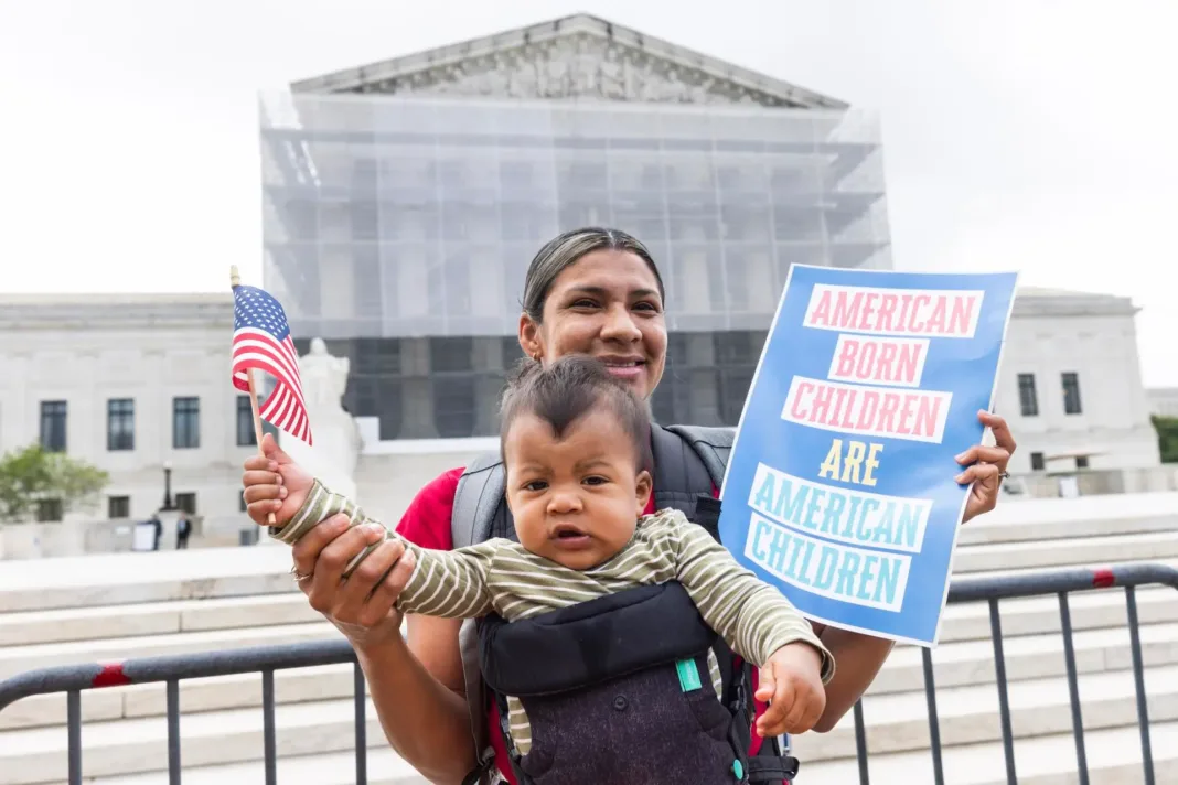 Manifestantes protestan en las calles contra el decreto de Trump para eliminar la ciudadanía por nacimiento