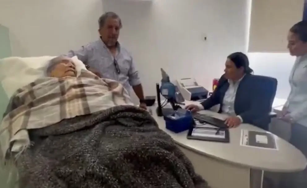 Mujer de 96 años en Oaxaca es obligada a ir en camilla al banco para comprobar su identidad