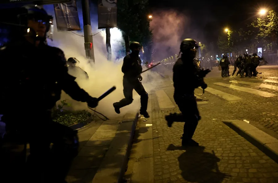 París celebra con caos