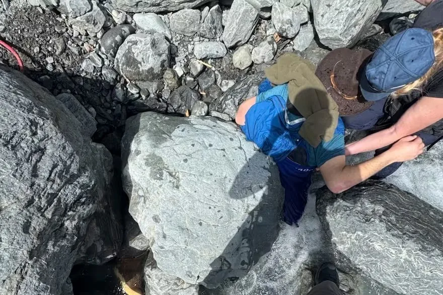 Rescate extremo hombre quedó atrapado 3 horas bajo una roca en Alaska