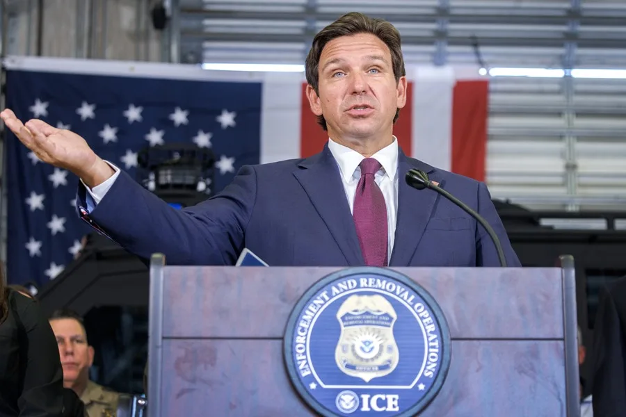 Ron DeSantis presenta plan migratorio en Florida militares y policías a cargo de redadas