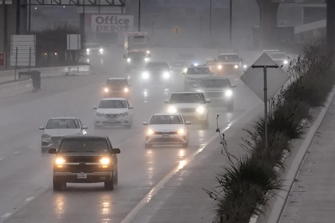 Tormentas azotan Texas: más de 50.000 sin luz y daños generalizados