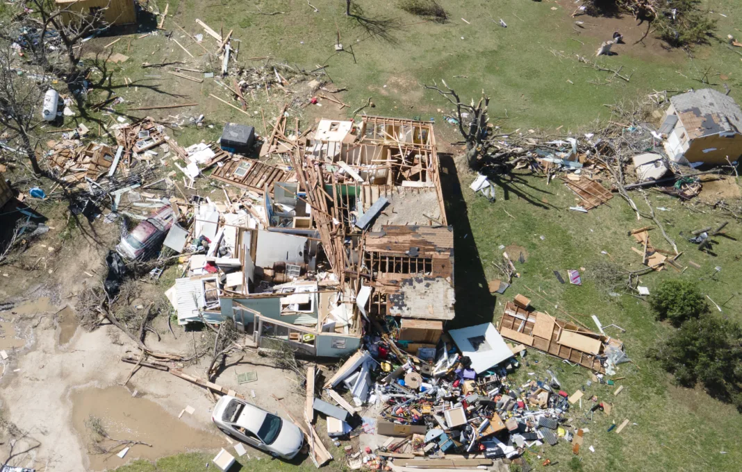Tornados dejan destrucción devastadora en Kansas