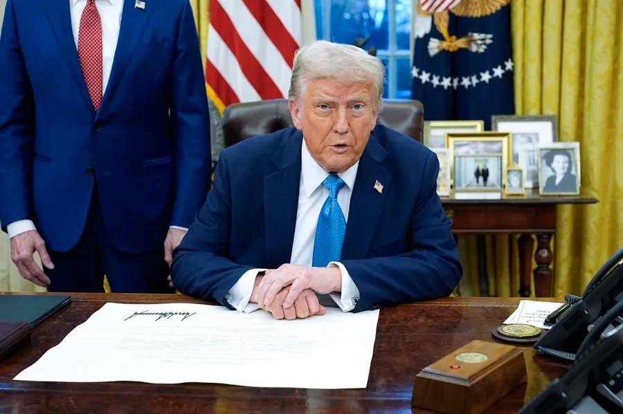 Tribunal de EE. UU. restablece aranceles de Trump tras anular fallo