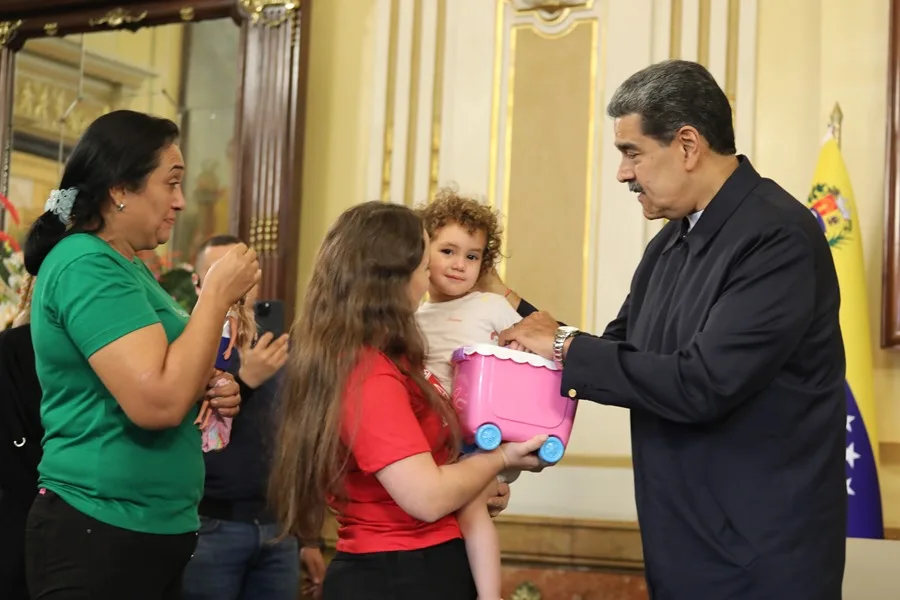 Emotivo reencuentro: niña venezolana regresa con su madre que fue deportada