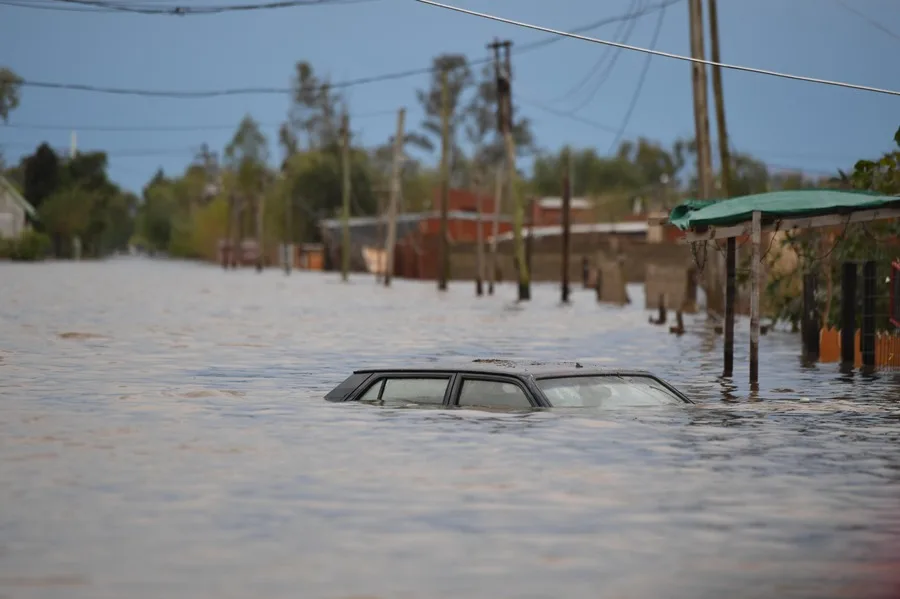 Gobernador de Buenos Aires culpa a Milei por inundaciones