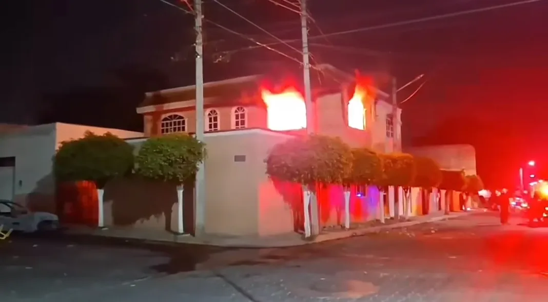 Ciudadanos queman casa de agresores de Misael, joven que vendía fruta en Tehuacán