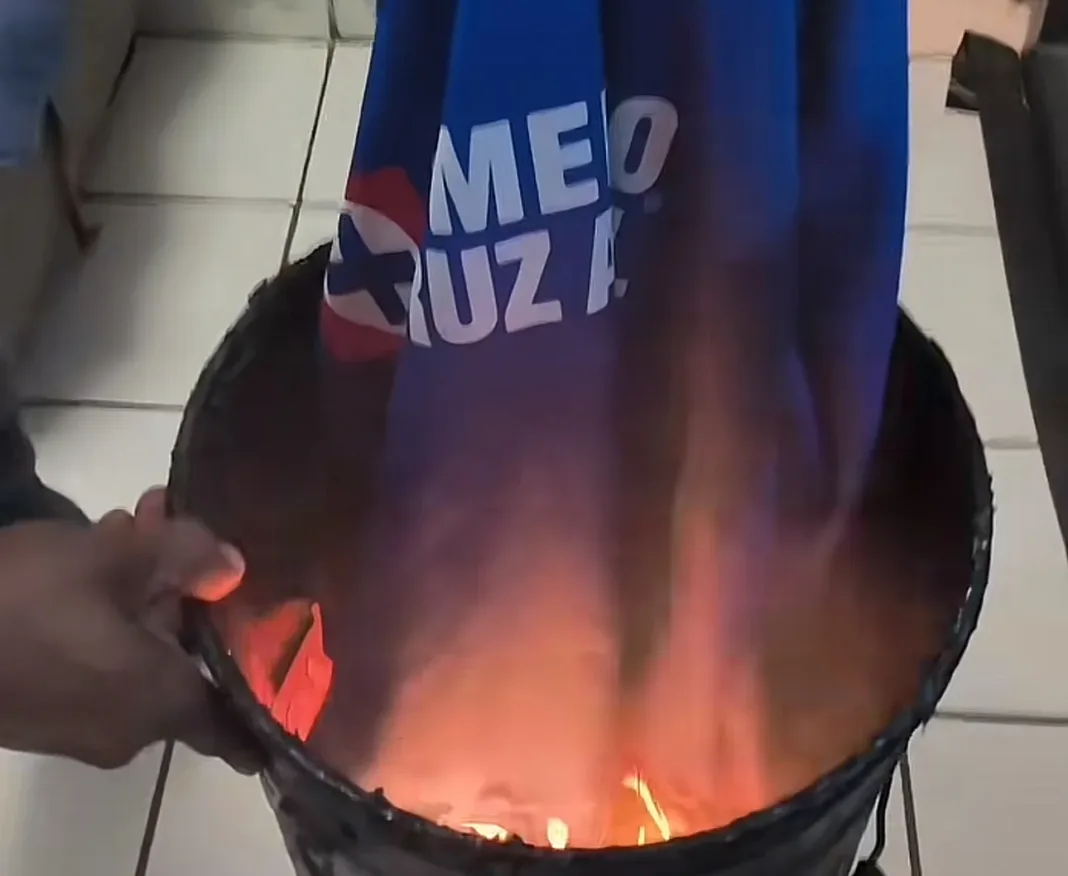 De la pasión al enojo: fan de Cruz Azul quema la playera del equipo tras derrota