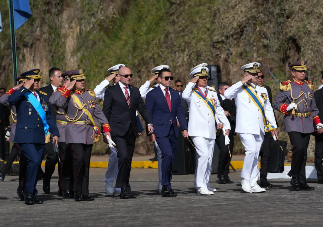 Presidente de Ecuador reafirma su “guerra contra las mafias” durante investidura
