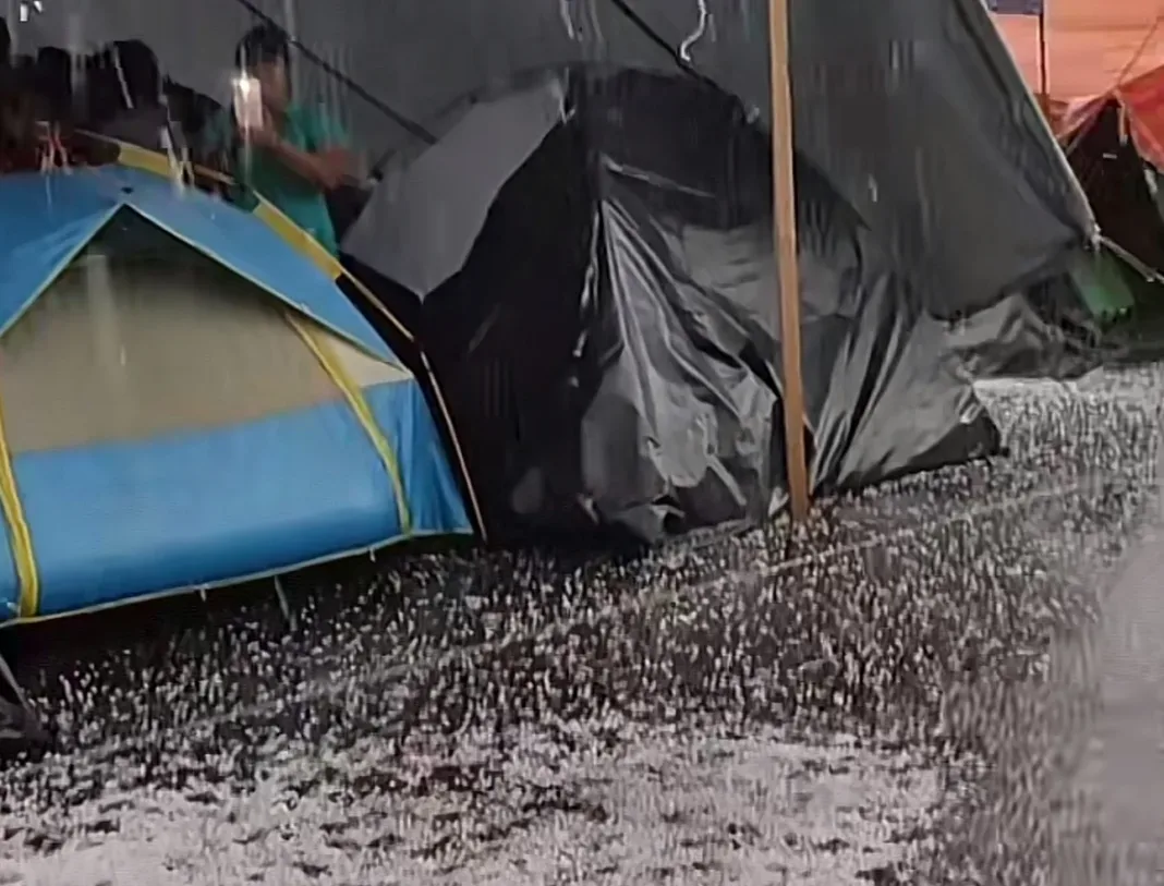 Lluvia de granizo en el Zócalo de la CDMX cae sobre maestros de la CNTE