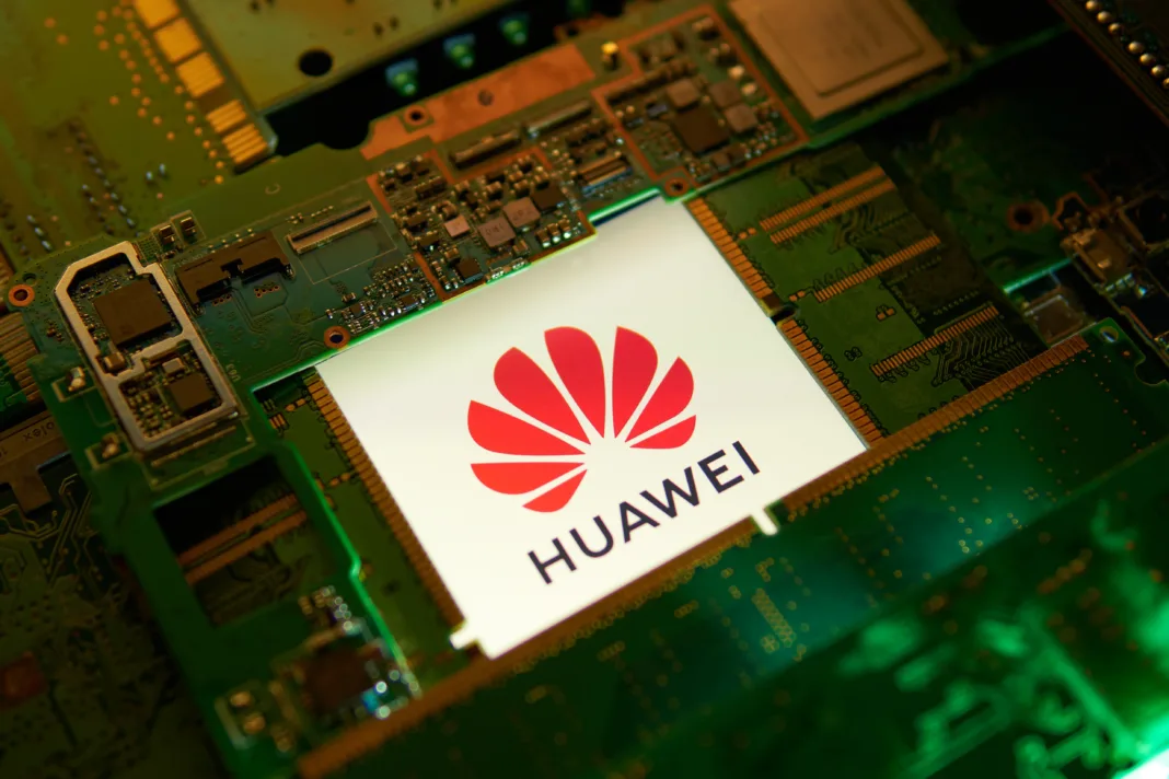 China critica la prohibición global de chips Huawei impuesta por EE.UU.
