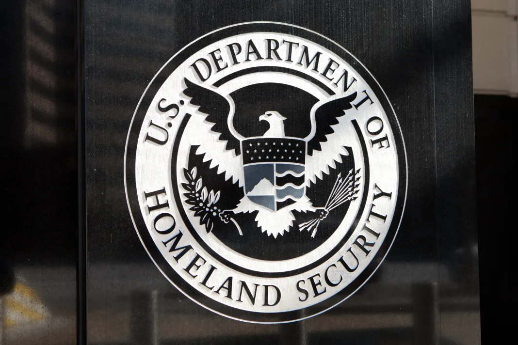Operativo migratorio en Houston resulta en 528 deportaciones