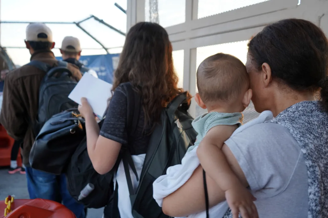 Más de 57,000 inmigrantes se registran en plan obligatorio de Trump: ¿Cómo inscribirte?