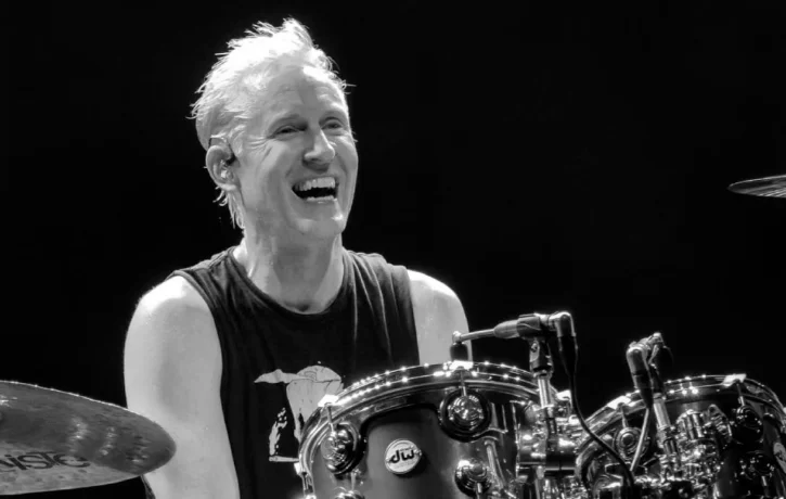 Foo Fighters sorprende al despedir a Josh Freese tras dos años en la banda