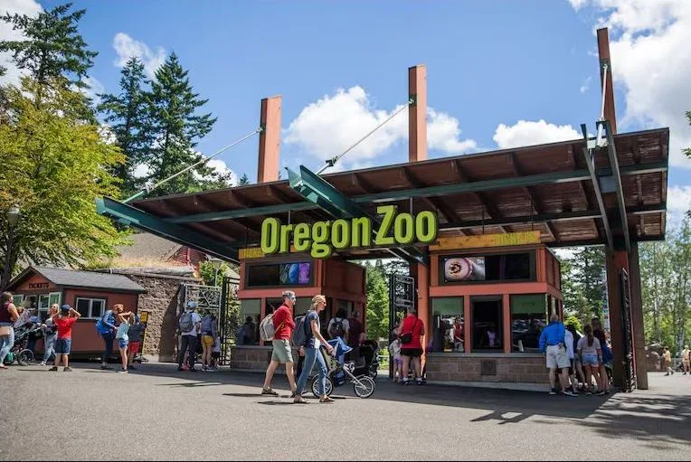 Operativo en zoológico de Oregón: drogas, armas y más de 300 animales rescatados