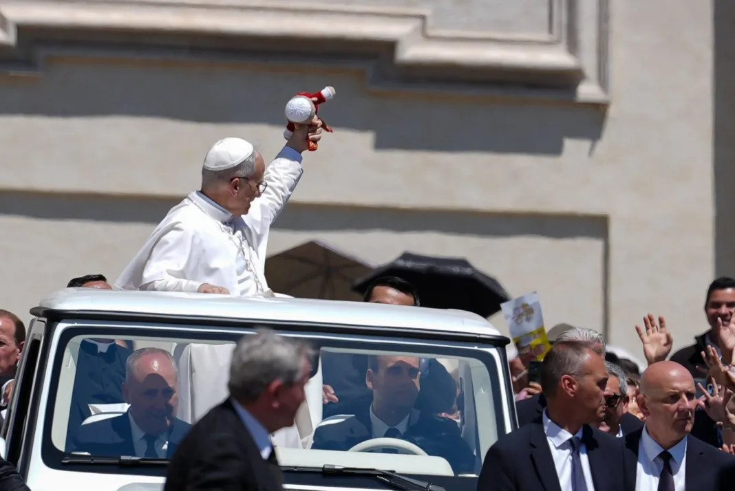 El Papa León XIV atrapa muñeco peruano en pleno saludo a fieles