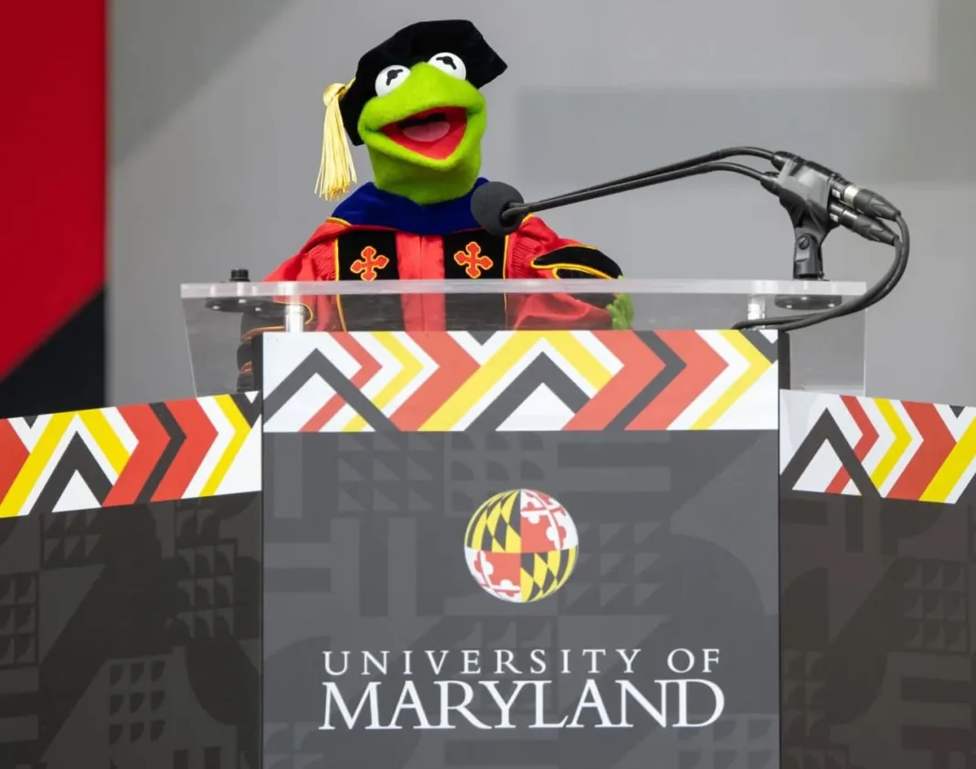 El emotivo mensaje de la Rana René a universitarios de Maryland