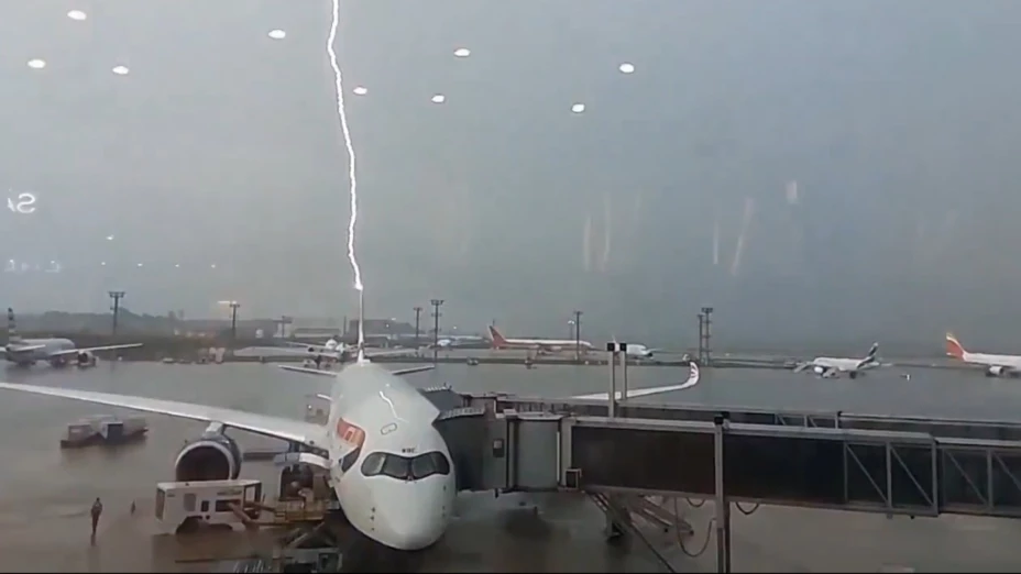 rayo impacta avión en plena tormenta en Denver