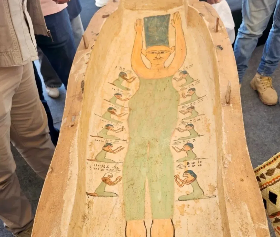 Descubrimiento de sarcófago de 3.500 años causa revuelo por imagen que parece Marge Simpson