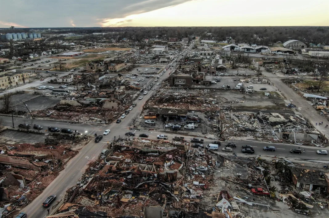 Caos en el corazón de EE.UU.: tornados dejan destrucción y más de 300,000 sin luz