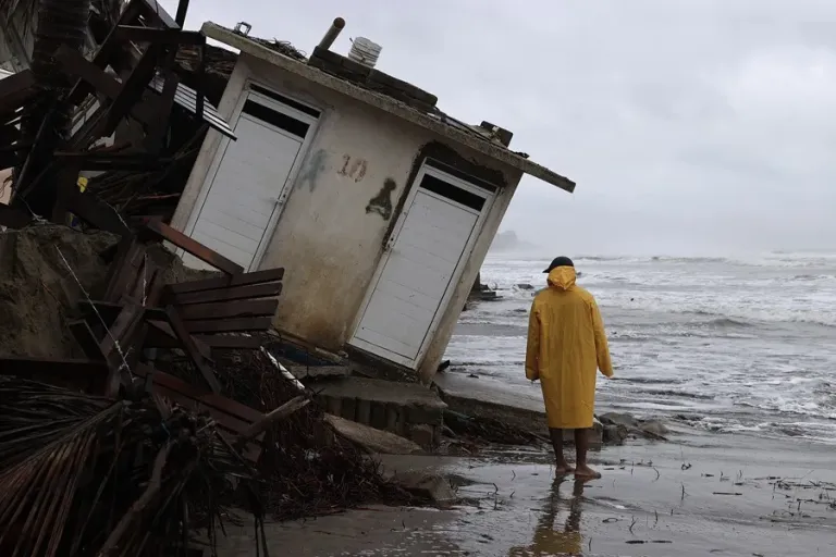 Tormenta Dalila causa estragos en Acapulco y sigue su curso por el Pacífico