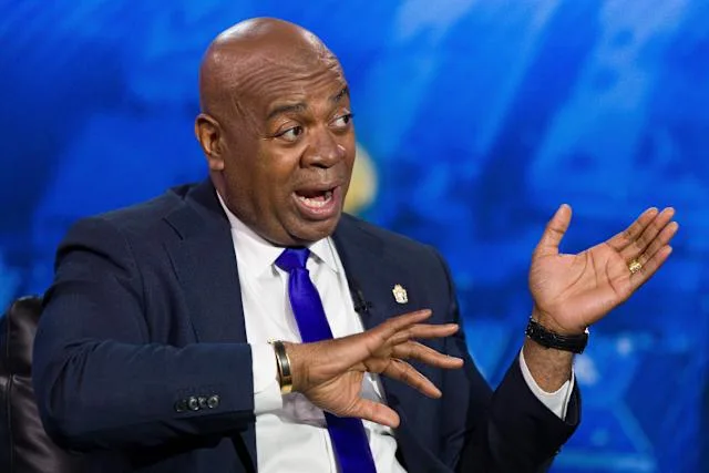 Alcalde de Newark demanda a fiscal por detención tras protesta en centro migratorio