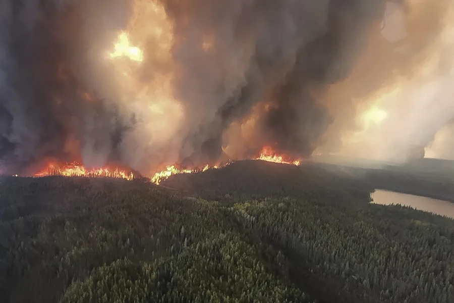 Avanzan incendios en Canadá y crecen las evacuaciones