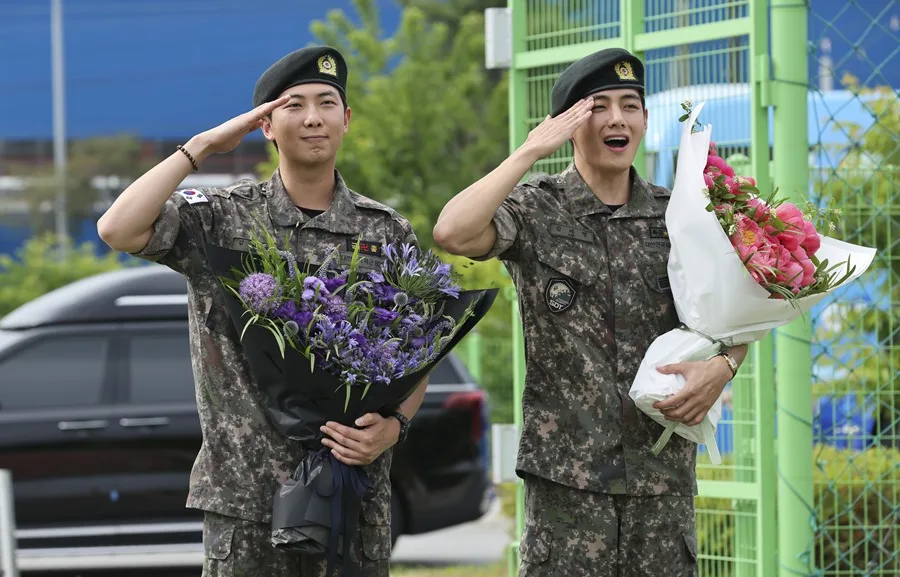 ¡Armys, ellos están de vuelta! RM y V de BTS completan su servicio militar