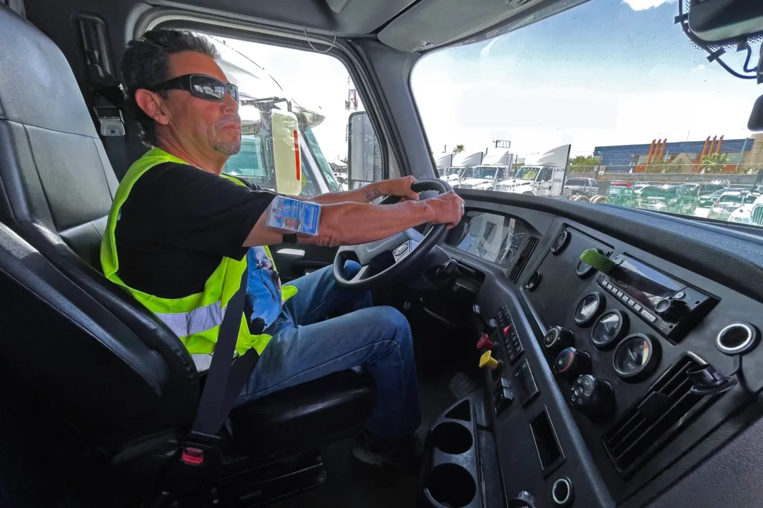 Conductores latinos en alerta: ¿pierden el trabajo por no hablar inglés?