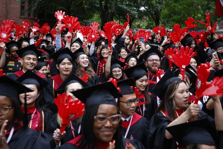 China defiende a sus estudiantes tras veto de visados en Harvard