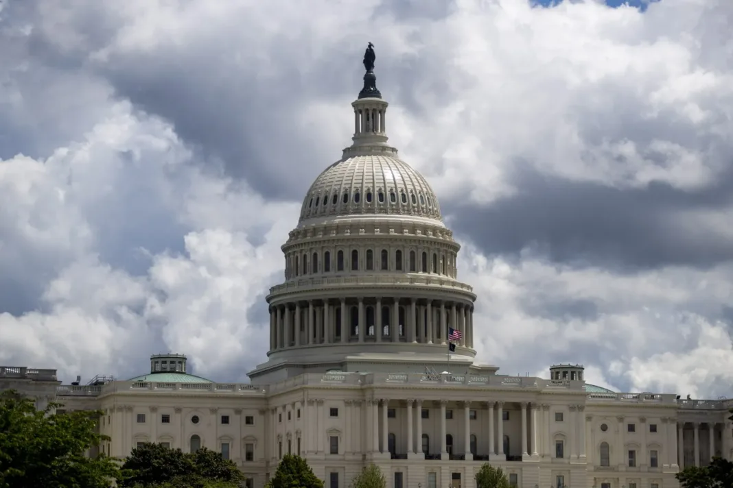 Demandan instalar monumento de los disturbios del 6 de enero en el Capitolio