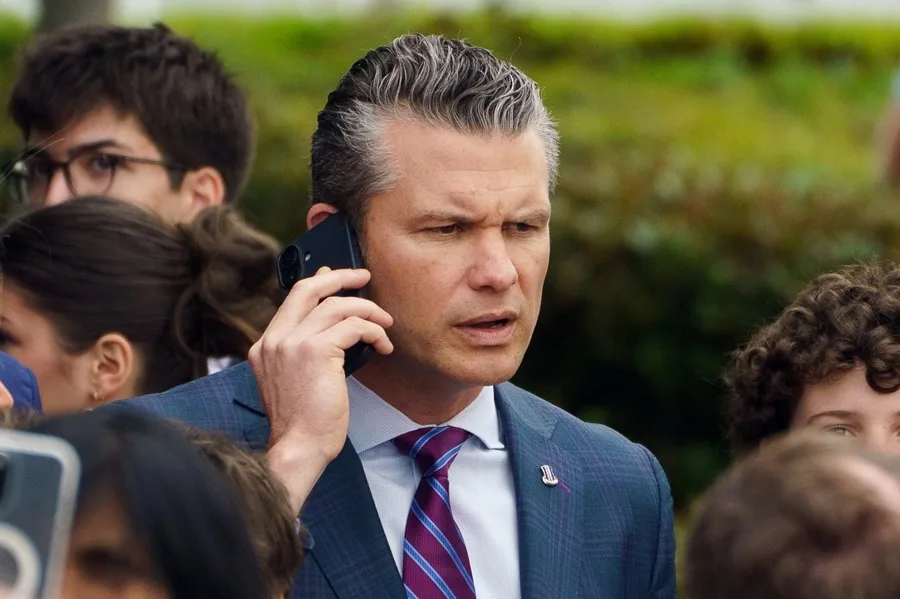 Despiden a reportera pro-Trump tras criticar a Hegseth