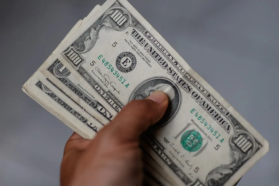 El dólar cae pese a los aranceles de Trump: ¿Falló su estrategia?