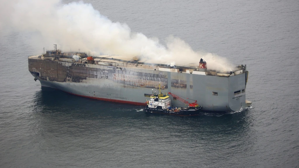 Dramático rescate en Alaska tras incendio de barco con miles de autos